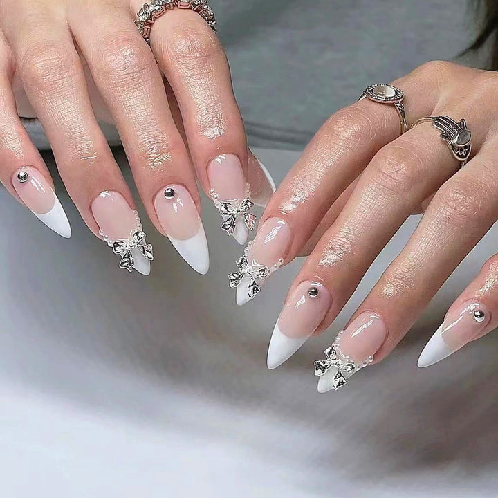 Glamouröse Kunstnagelspitzen mit eleganten Verzierungen Karnz