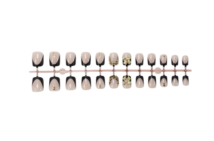 Kunstnagelset mit eleganten Schwarzspitzen und glitzernden Akzenten Karnz