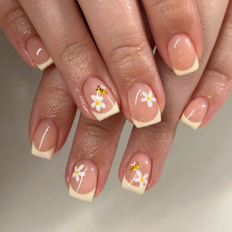 Künstliche Nagelkunst mit Blüten- und Bienenmotiven Karnz