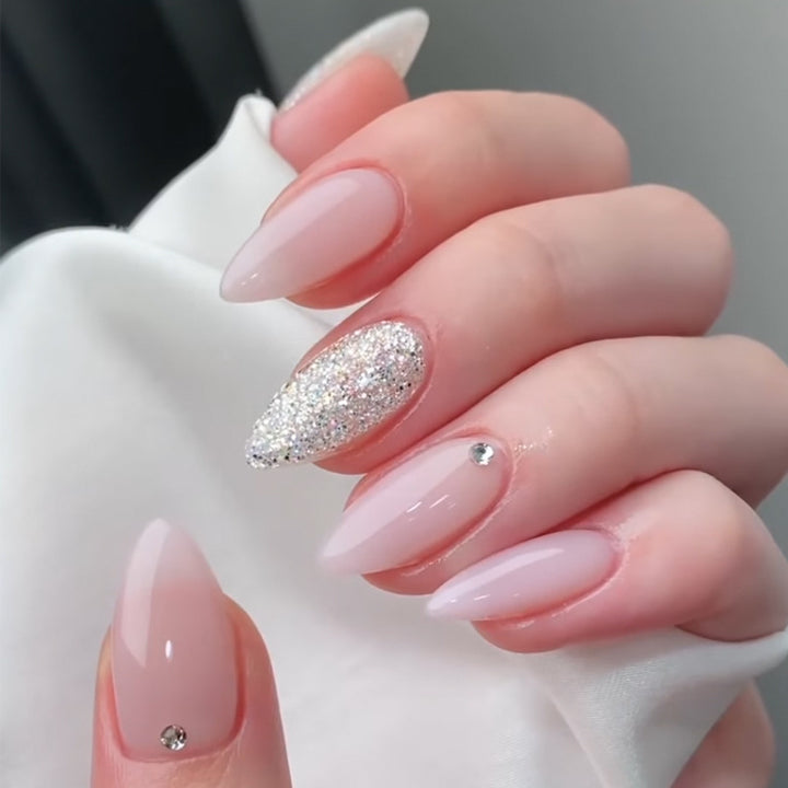 Elegante Stiletto Press-On Nagelkunst mit Strass-Akzenten Karnz