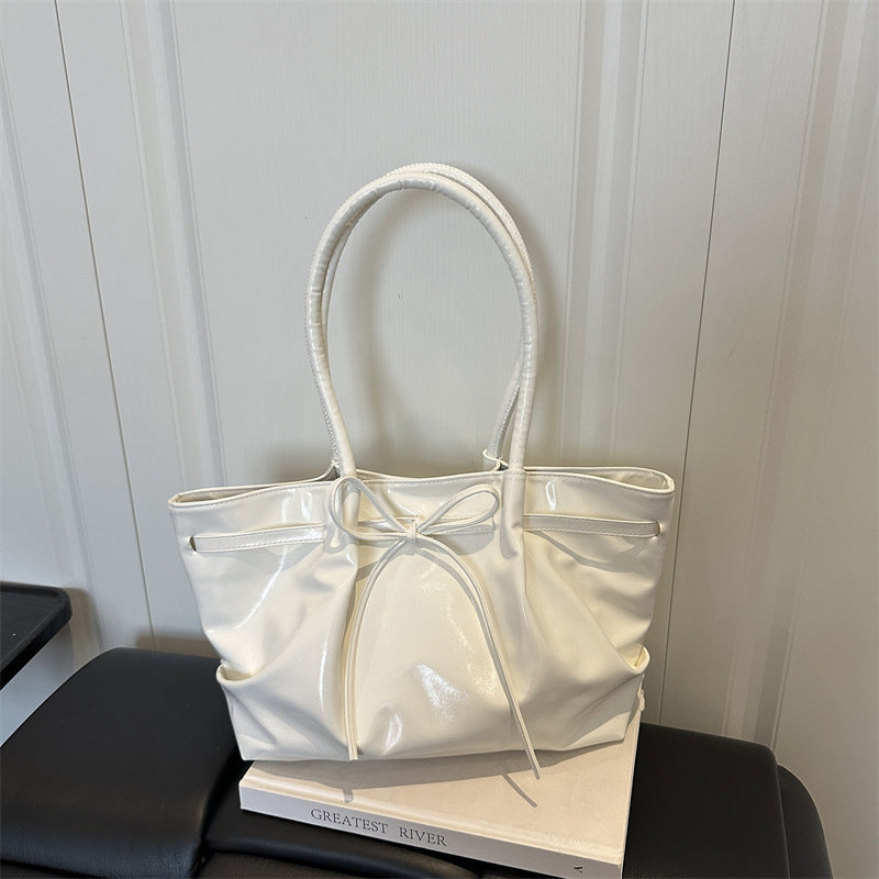 Stylische Lackleder-Handtasche