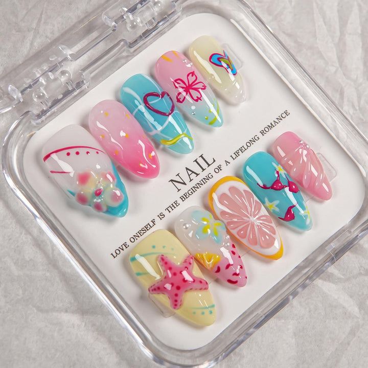 Künstlerisches Press-On Nagelset mit Sommerdesigns