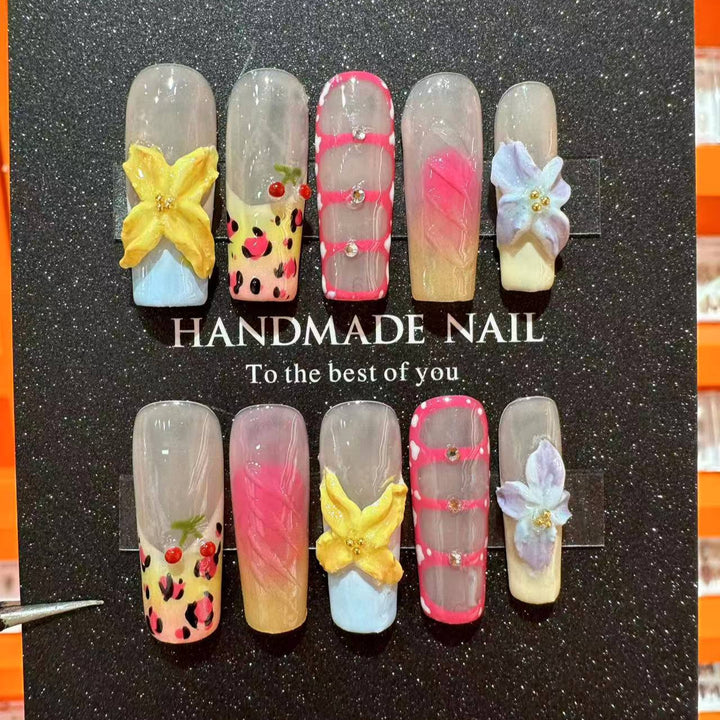 Künstlerisches Floral Press-On Nagelset mit dekorativen Elementen