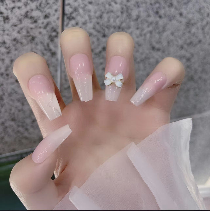 Künstlerisches Press-On Nageldesign Karnz