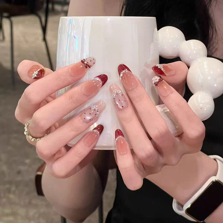 Eleganter festlicher Press-On-Nagelset Karnz