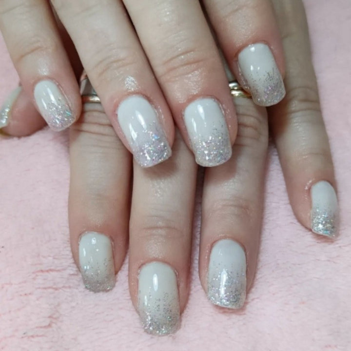 Glitzernde Nagelkunst Karnz