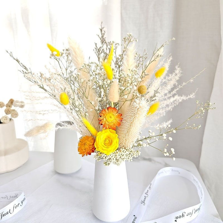 Schickes Trockenblumenarrangement