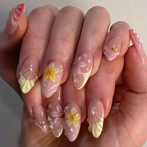 Kreatives Kunstnagelset mit zarten Blüten- und Dekorationselementen Karnz
