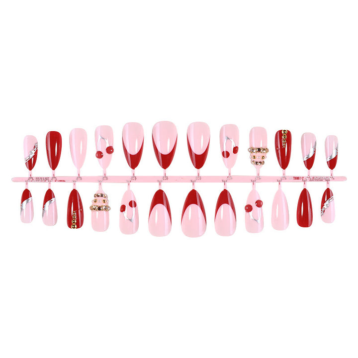 Kunstnagelset mit glamourösen Akzenten und fröhlichen Mustern Karnz