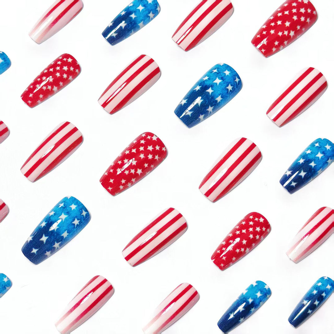 Kunstnägel Im Patriotischen Sternen- und Streifen-Design Karnz