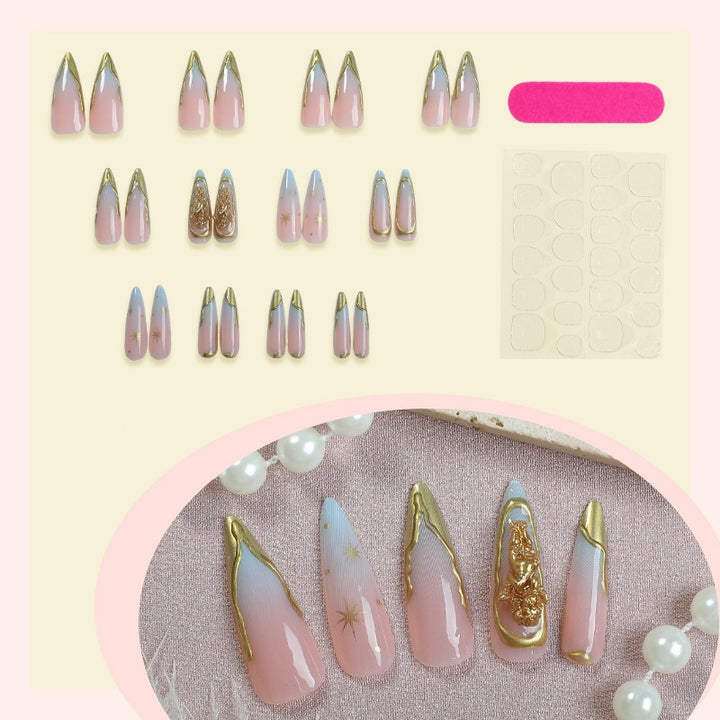 Kunstnagelset mit Eleganten Goldakzenten Karnz