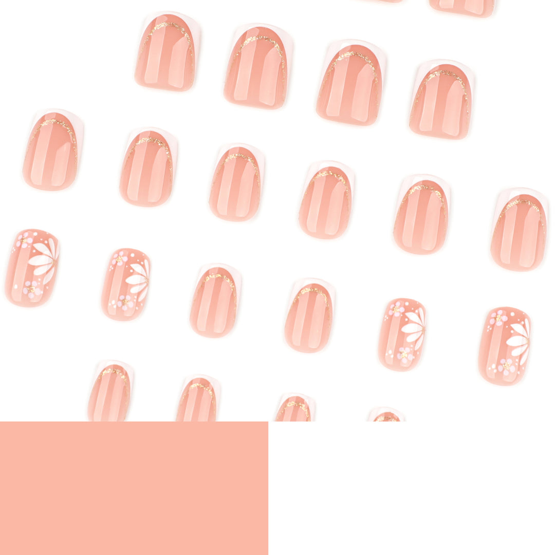 Kunstvolle Nagelverlängerungen mit floralem Design und eleganten Akzenten Karnz