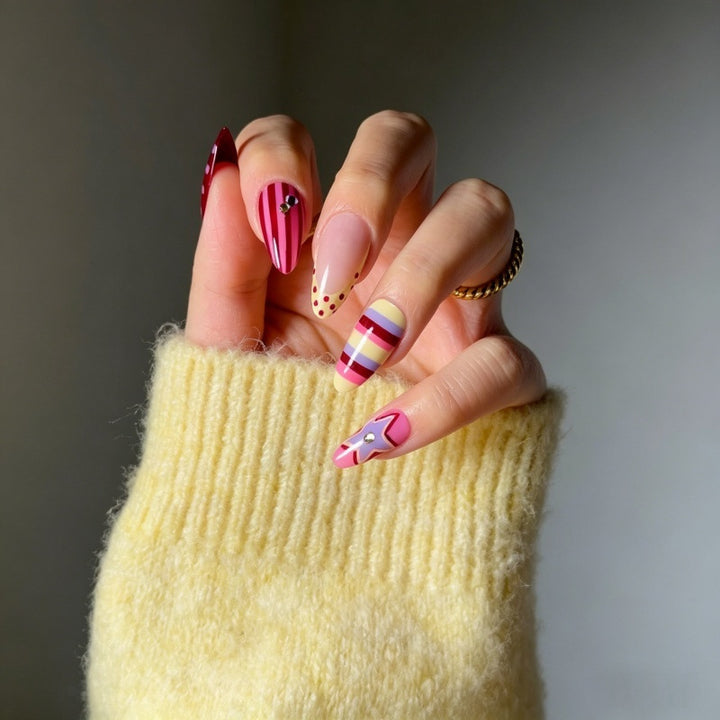 Kunstvolle Nagelnägel Set mit festlichen Mustern Karnz