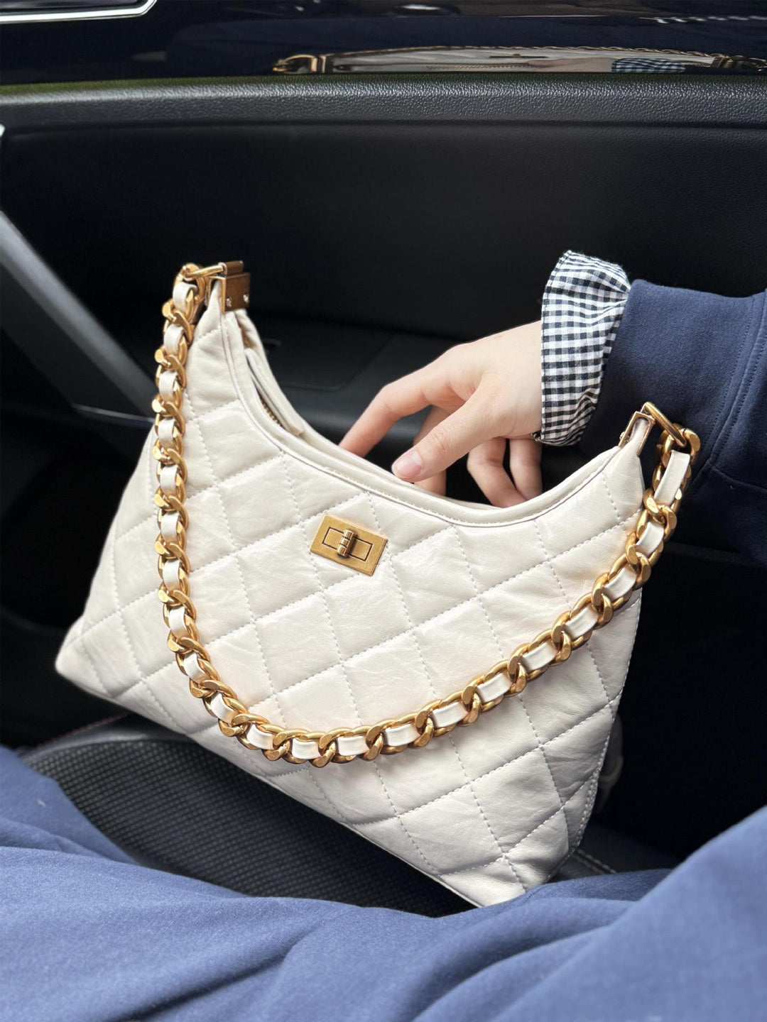 Gepolsterte Schultertasche mit Kettendetail Karnz