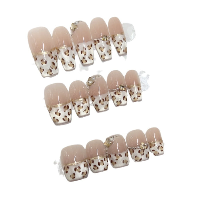Elegantes Press-On-Nagel-Set mit luxuriösem Design Karnz