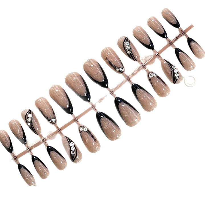 Elegantes Press-On-Nail-Design mit Strassakzenten Karnz