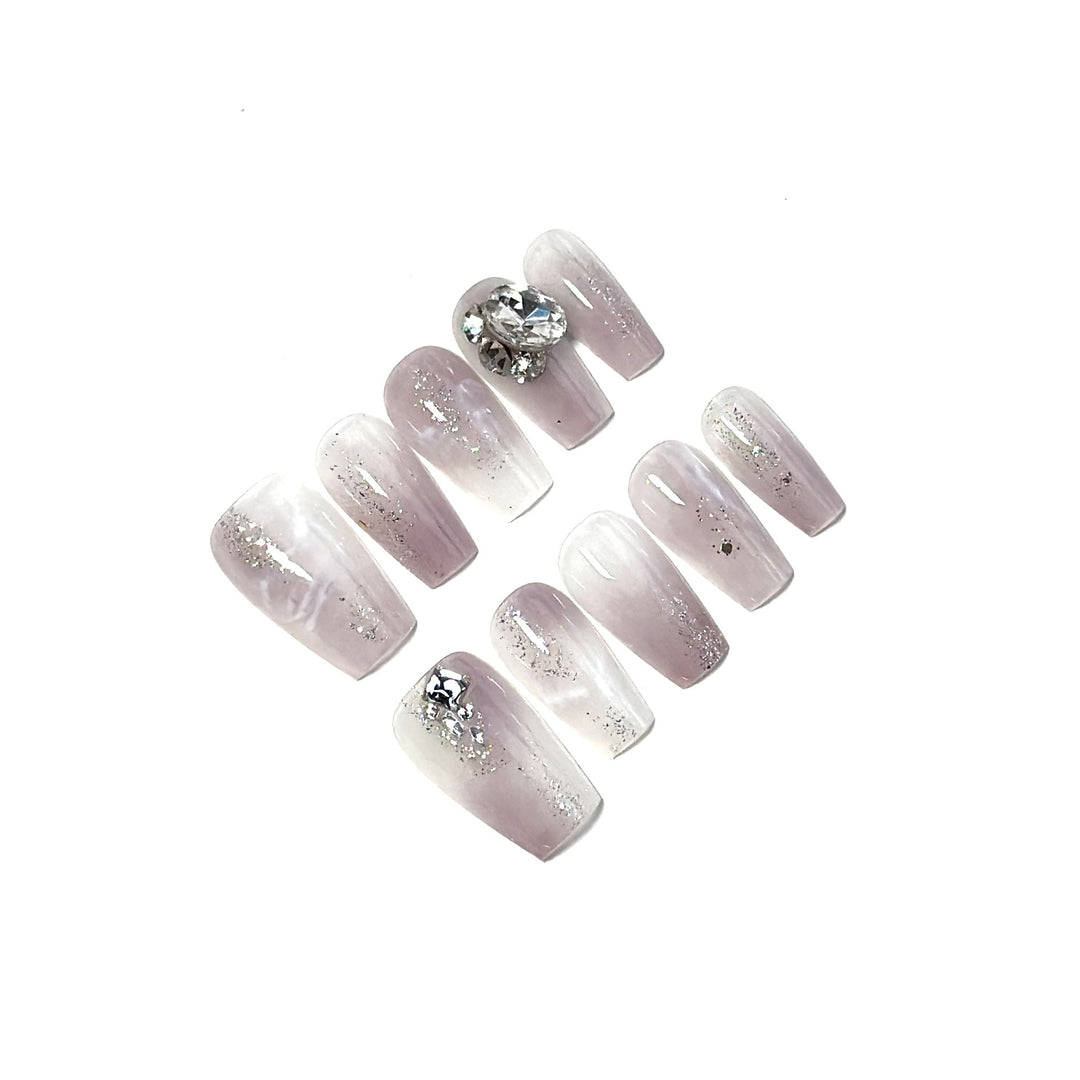 Dekoratives Press-On-Nagelset mit Glitzer- und Juwelakzenten