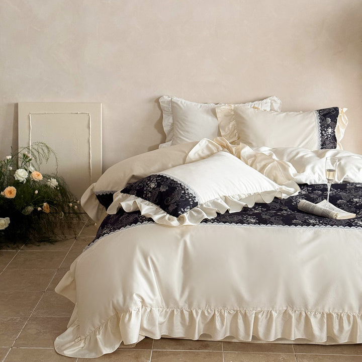 Luxuriöser Rüschensatin-Duvetbezug mit floralem Jacquard-Panel und Bettüberwurf