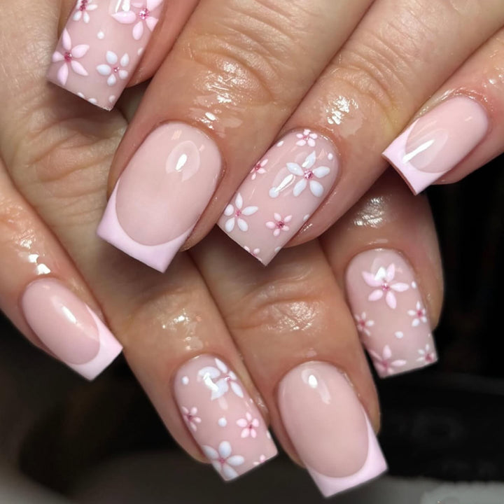 Kunstvolle Nagelverlängerungen mit Blumenmotiven Karnz