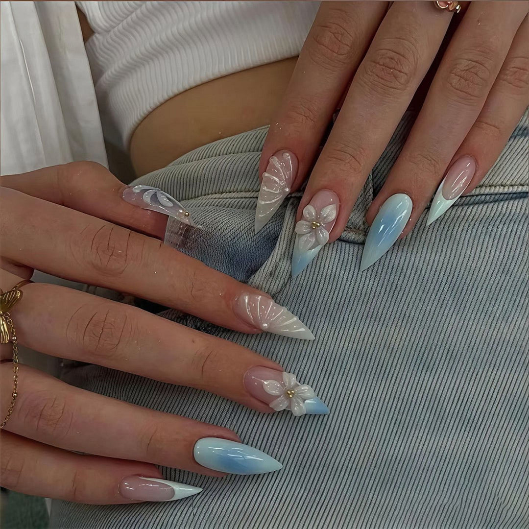 Stiletto-Nägel mit floralem Design und Glitzer Akzenten Karnz
