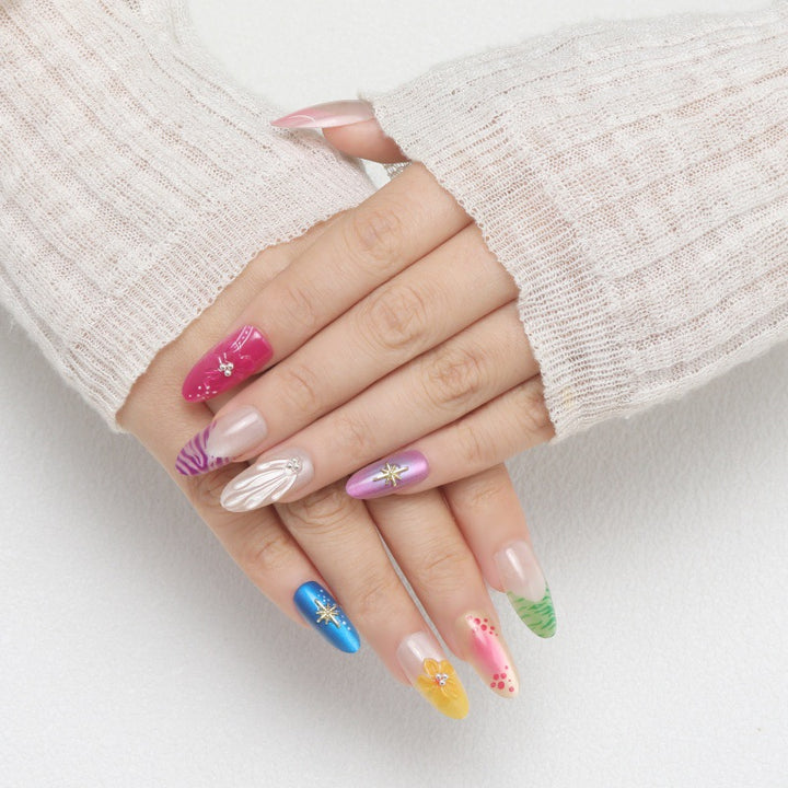 Kunstnagel-Set mit floralen und glitzernden Akzenten Karnz