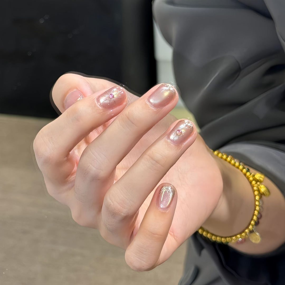 Künstliche Nail Art mit Eleganten Schmuckdetails Karnz