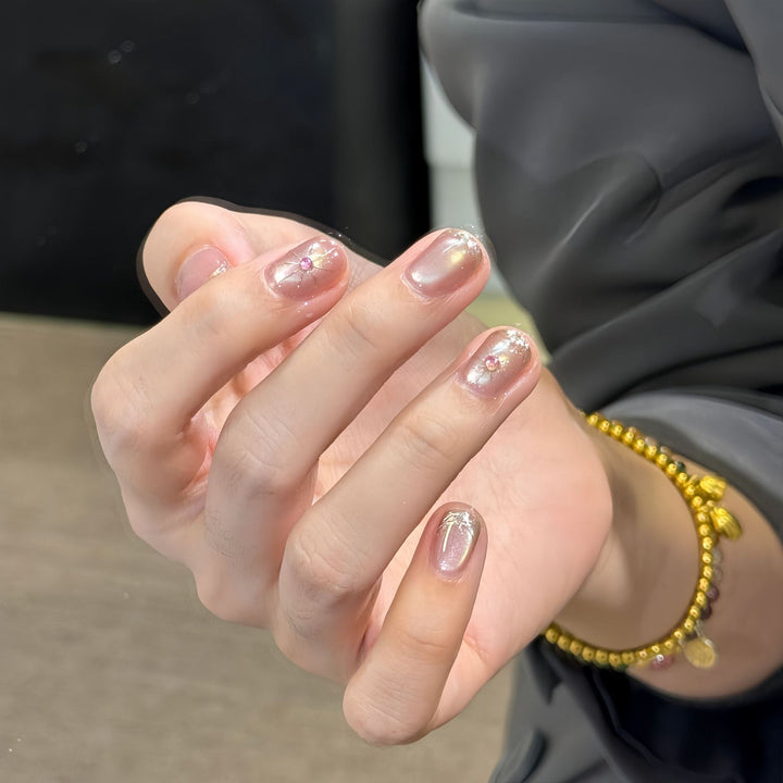 Künstliche Nail Art mit Eleganten Schmuckdetails Karnz