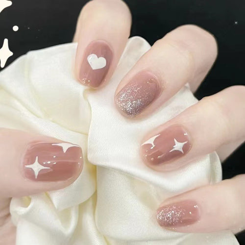 Kunstvolle Nagelkunst mit Herz- und Stern-Design Karnz