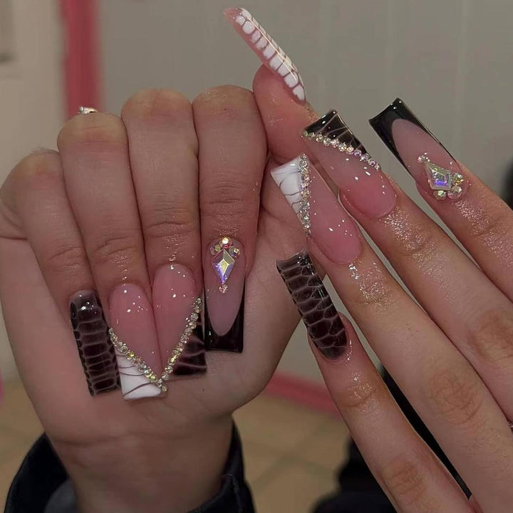 Glitzernde Stiletto-Nagelerweiterungen