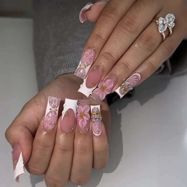 Kunstnagelset mit floralen Designs und funkelnden Akzenten Karnz