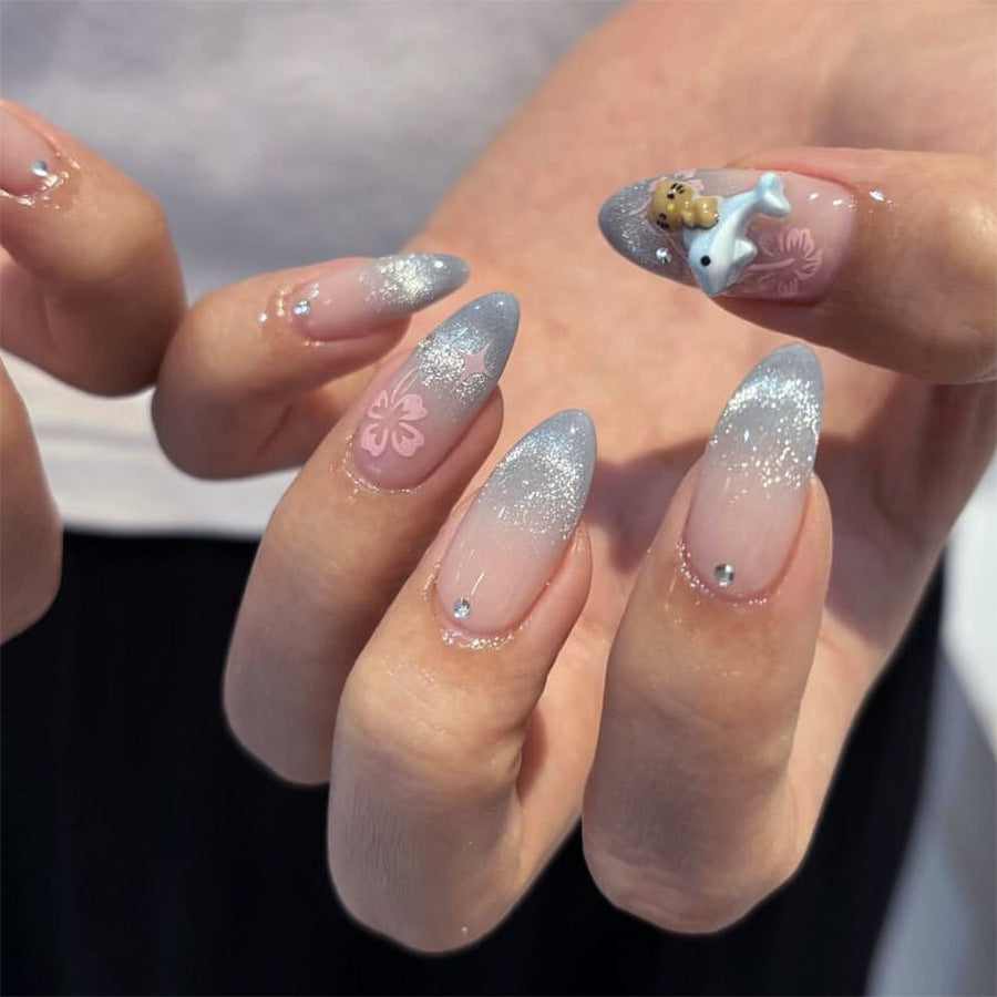 Kunstvolle Nagelverlängerungen mit elegantem Ombré-Design und floralen Akzenten Karnz