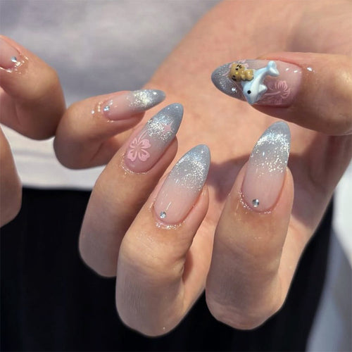 Kunstvolle Nagelverlängerungen mit elegantem Ombré-Design und floralen Akzenten Karnz