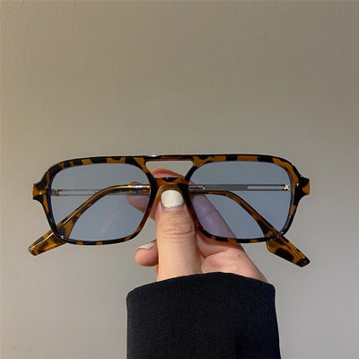 Damen trendige quadratische Sonnenbrille mit transparentem Rahmen und sanften Gläsern Karnz