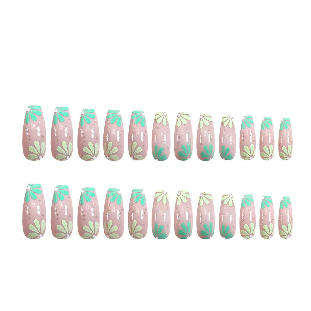 Kunstvoll gestaltete Nail Art Karnz