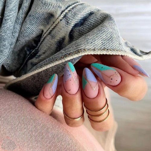Künstliche Nailart mit einzigartigem geometrischem Design Karnz