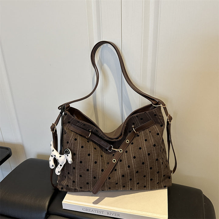 Stylische Schultertasche mit Tierakzenten