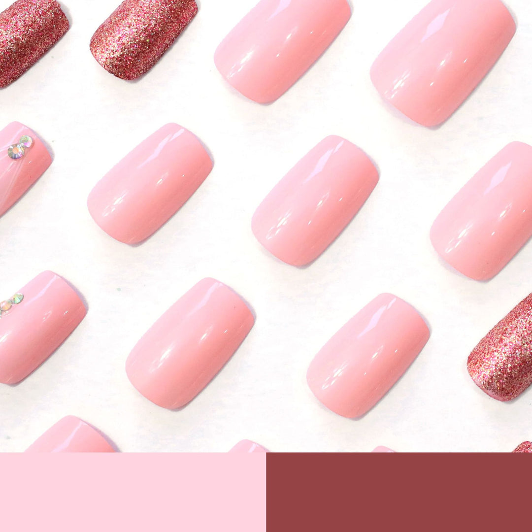 Dekorative Glitzernde Nagelkunst Karnz