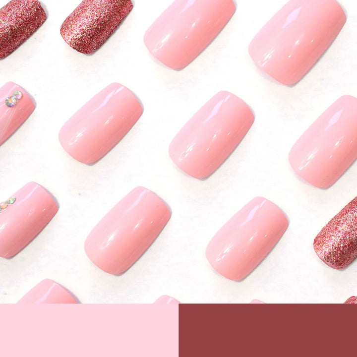 Dekorative Glitzernde Nagelkunst Karnz