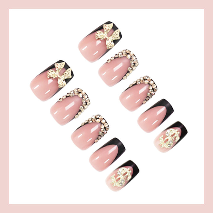 Kunstnagelset mit eleganten goldenen Verzierungen und modernem Design Karnz
