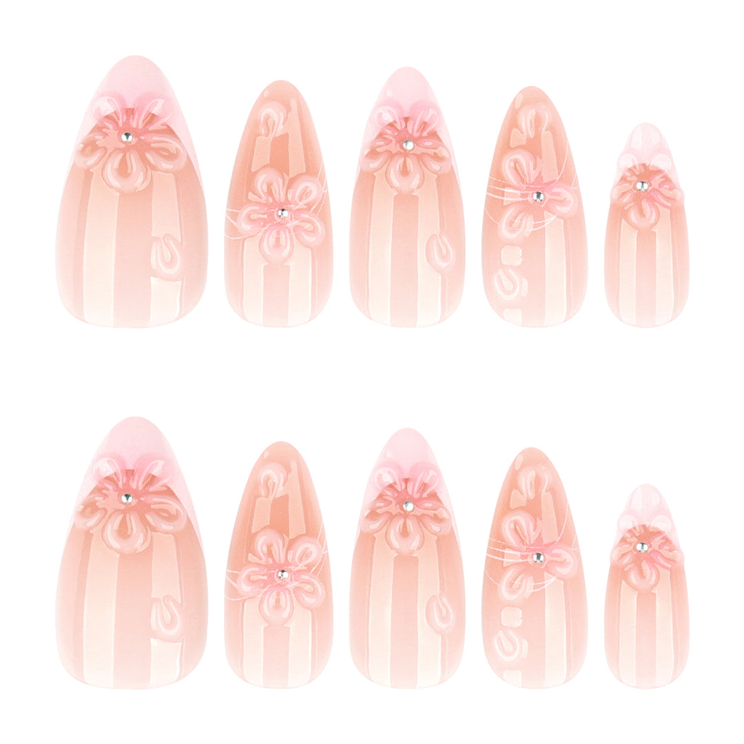 Kunstvolle Nagelverlängerungen mit floralen 3D-Details Karnz