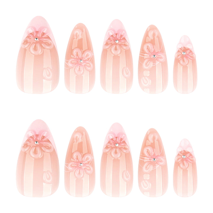 Kunstvolle Nagelverlängerungen mit floralen 3D-Details Karnz