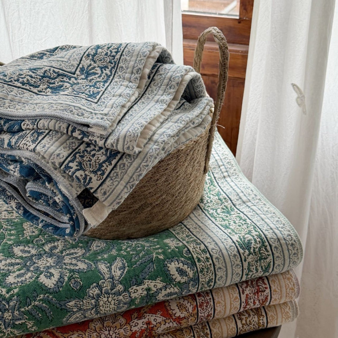 Handgefertigte florale Kantha-Stil Baumwoll-Decke mit passenden Kissenbezügen