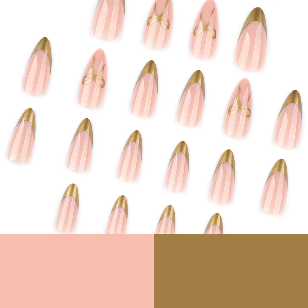 Elegante Nagelkunst mit Goldakzenten Karnz