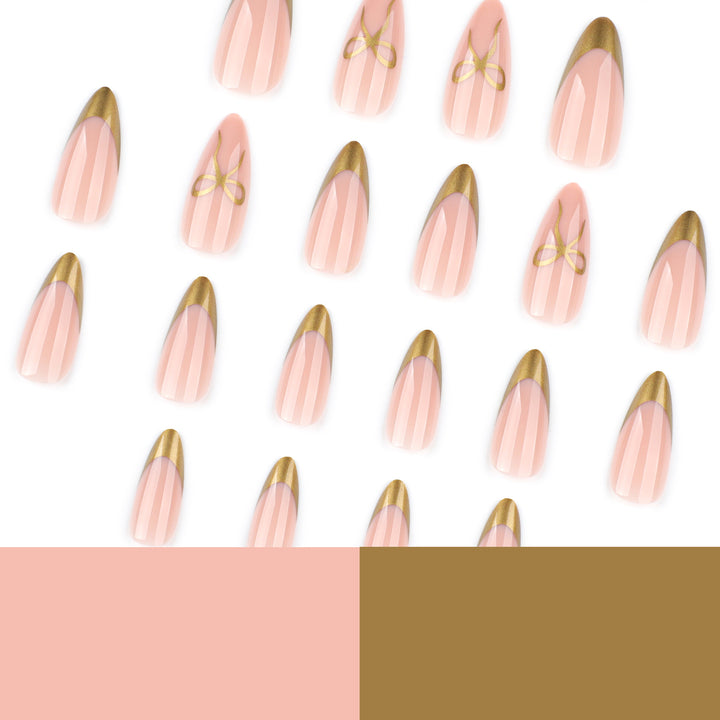 Elegante Nagelkunst mit Goldakzenten Karnz