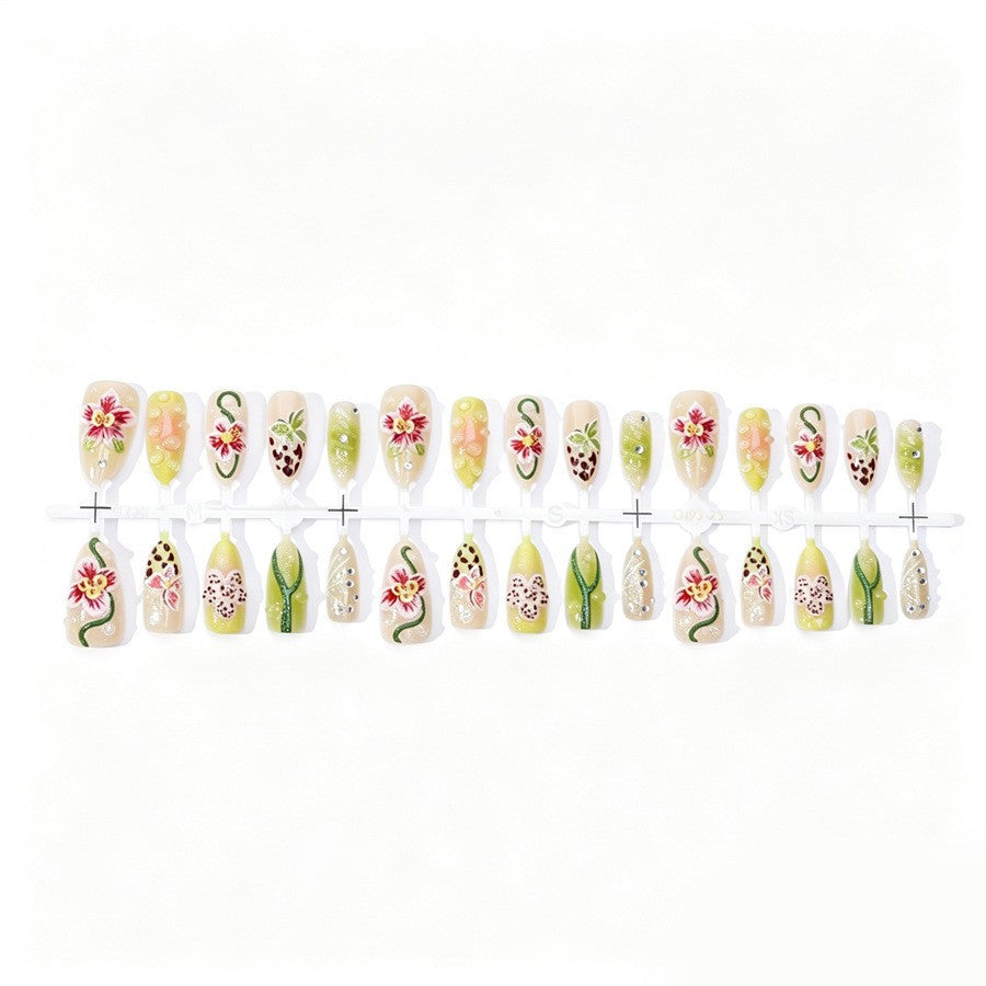 Kunstnagelset mit floralem Design und Akzenten Karnz