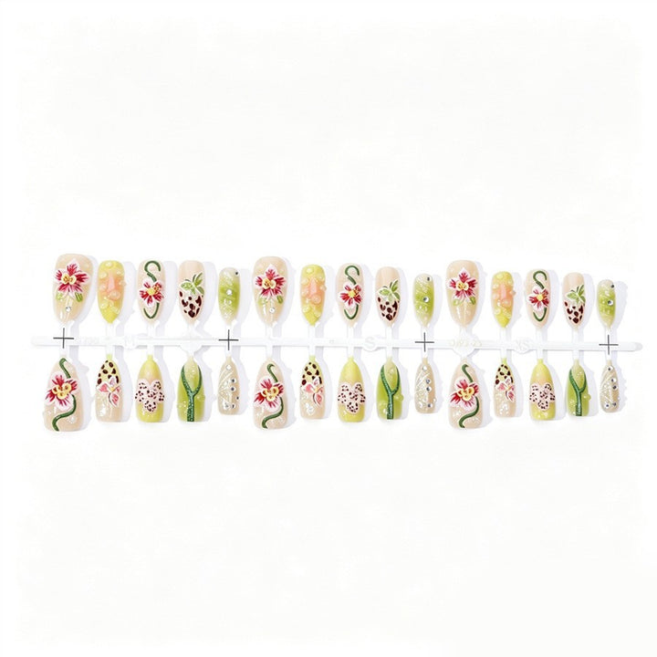 Kunstnagelset mit floralem Design und Akzenten Karnz