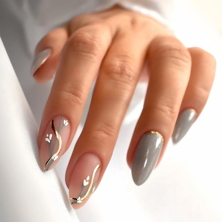 Kreatives Kunstnagelset mit Leopardenmuster und Glitzerakzenten Karnz
