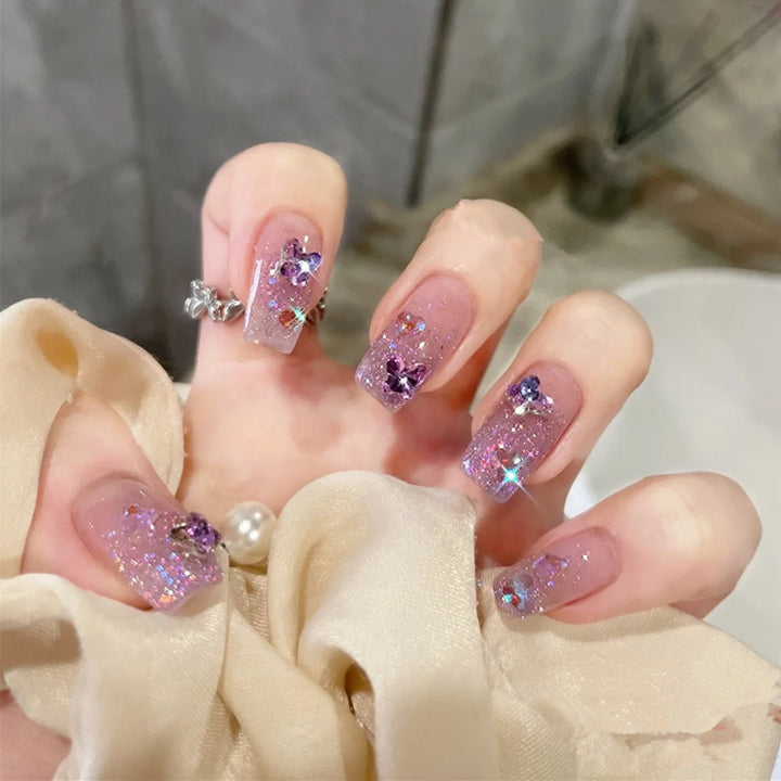 Glamouröse Kunstnägel mit Glitzer und floralen Akzenten Karnz