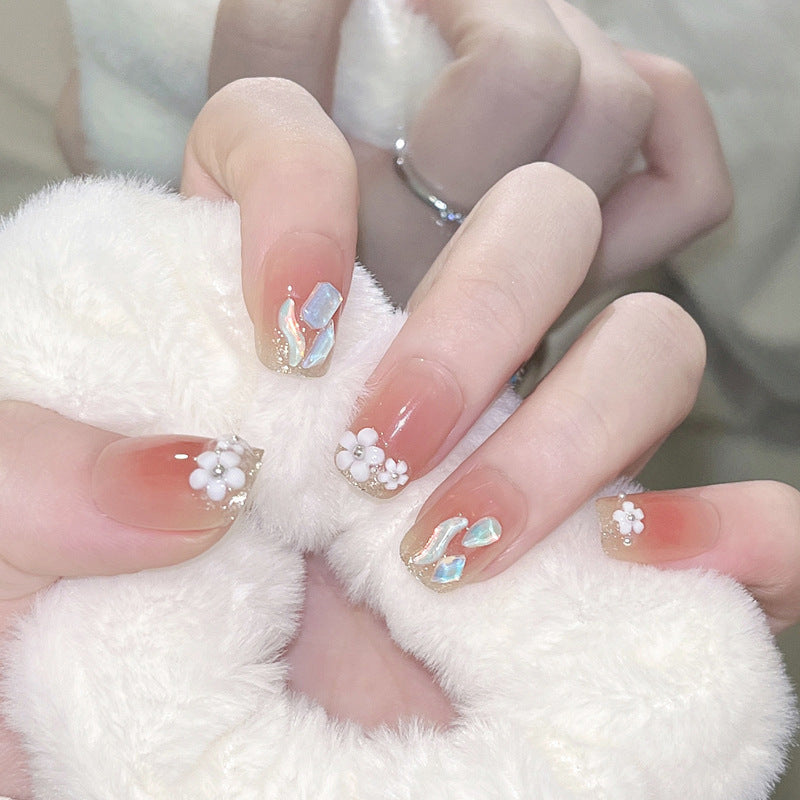 Kunstnagelset mit floralen 3D-Verzierungen und elegantem Glitzer Karnz
