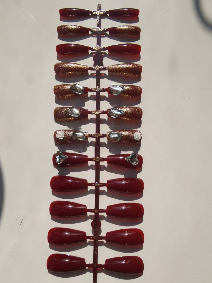 Dekorativer Press-On-Nagelset mit 3D-Akzenten Karnz